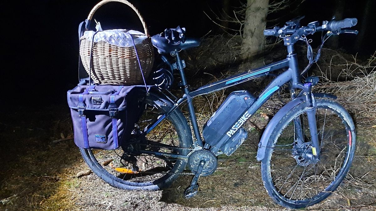 Policie pátrá po majiteli kola odstaveného v lese na Jesenicku